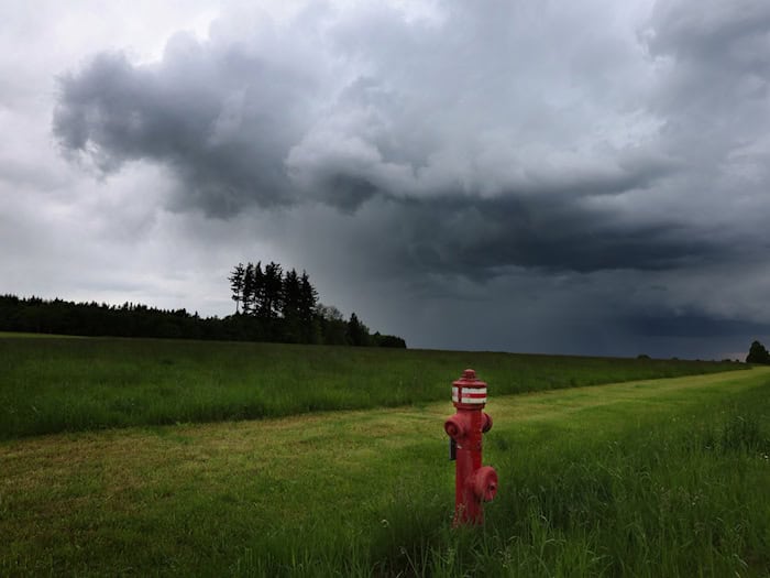 Hydranten finden sich auch im ländlichen Raum, hier ein Exemplar im Allgäu. In Niederbayern hat sich ein Landwirt mit dem Anzapfen eines Hydranten ein Strafverfahren nicht nur wegen Diebstahls eingehandelt. (Symbolbild)  / Foto: Karl-Josef Hildenbrand/dpa