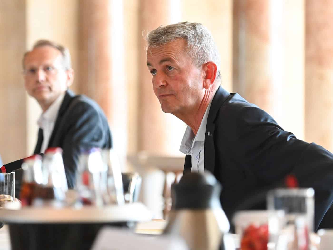vbw-Hauptgeschäftsführer Bertram Brossardt während einer Gesprächsrunde in der Staatskanzlei in München. (Archivbild) / Foto: Tobias Hase/dpa