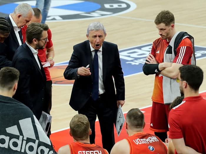 Trainer Svetislav Pesic feierte mit Bayern einen Sieg im Spitzenspiel gegen Berlin  / Foto: Matthias Stickel/dpa