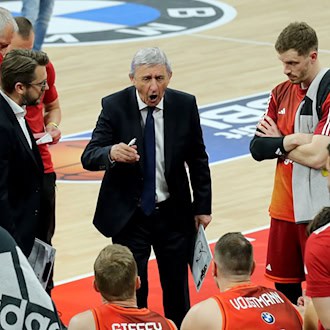 Trainer Svetislav Pesic feierte mit Bayern einen Sieg im Spitzenspiel gegen Berlin  / Foto: Matthias Stickel/dpa