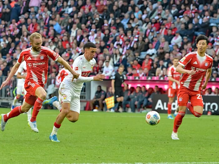 Stehen sich im Pokalfinale gegenüber: Stuttgarts  Bilal El Khannouss und die Bayern-Profis Hiroki Ito und Konrad Laimer. (Archivbild) / Foto: Malin Wunderlich/dpa