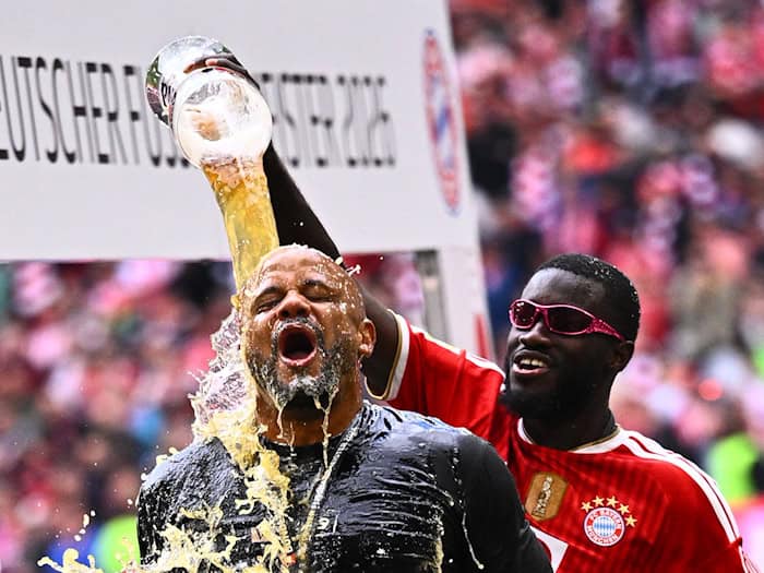 Bayern-Trainer Vincent Kompany bekommt eine Bierdusche von Abwehrspieler Dayot Upamecano.  / Foto: Tom Weller/dpa