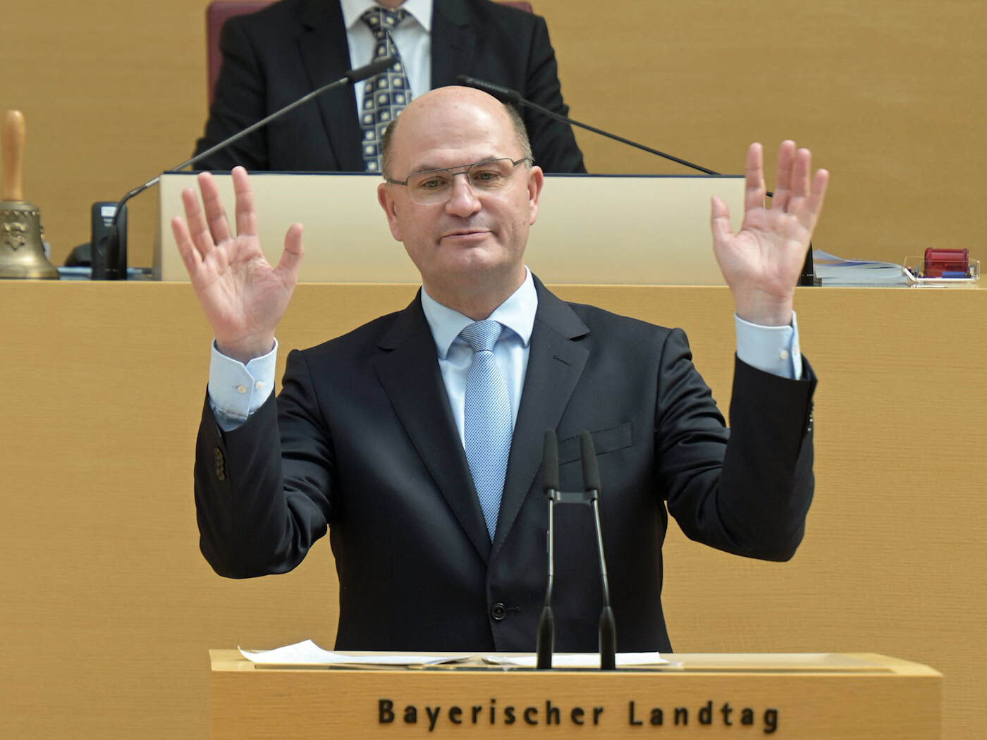 Bayerns Finanzminister Albert Füracker (CSU) hat es nicht leicht: Er muss im laufenden Jahr ebenso wie 2027 mit rückläufigen Steuereinnahmen rechnen – zumindest im Vergleich zu den bisherigen Prognosen. (Archivbild) / Foto: Malin Wunderlich/dpa