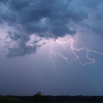 Bereits am Nachmittag sind in manchen Regionen Gewitter möglich. (Symbolbild) / Foto: Alexander Wolf/onw-images/dpa
