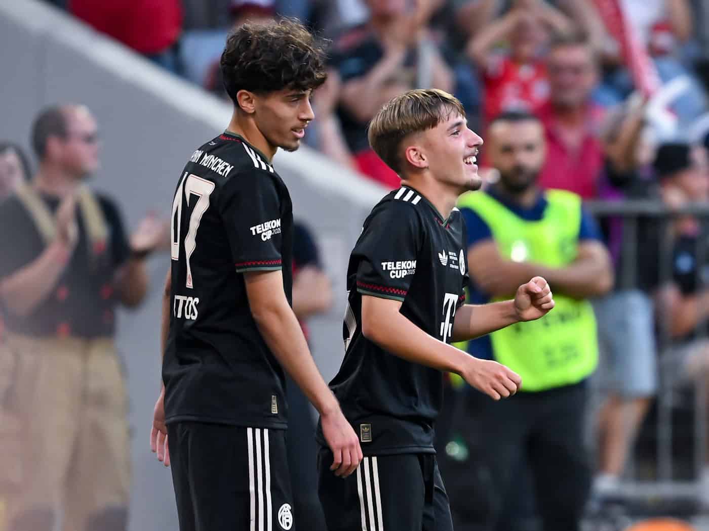 Teenager David Santos Daiber (links) kam in der Saison zweimal in der Bundesliga zum Einsatz. (Archivbild) / Foto: Sven Hoppe/dpa