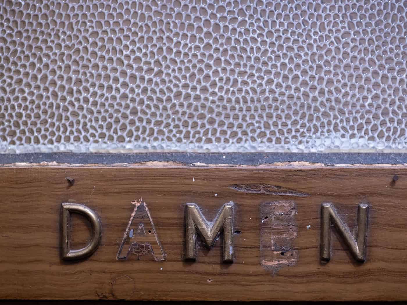 Mehr Herren- als Damentoiletten? Damit soll Schluss sein. / Foto: Jens Büttner/dpa-Zentralbild/dpa