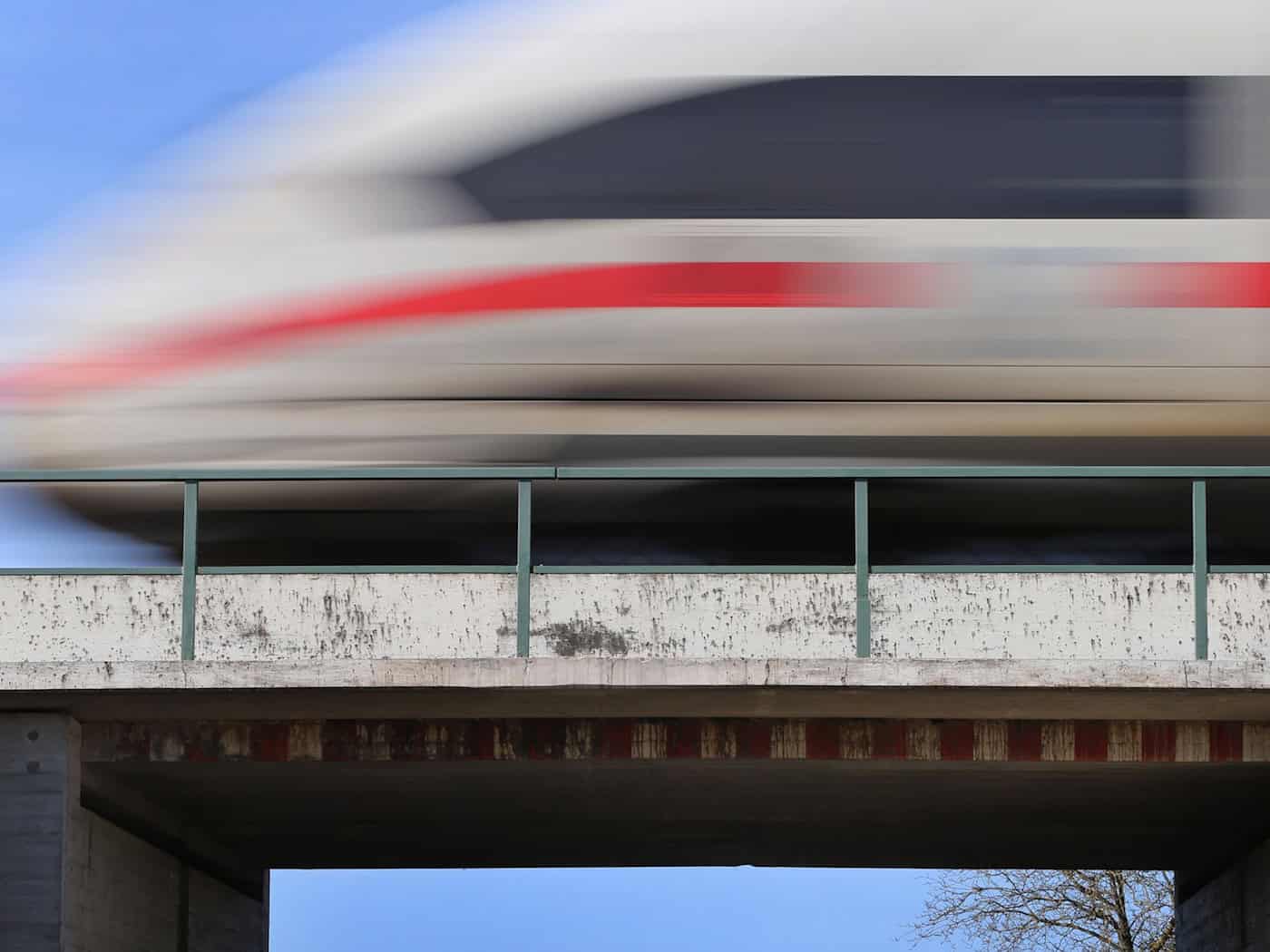 Das Projekt zum Neubau der ICE-Strecke zwischen Augsburg und Ulm wird nun im Bundestag beraten. (Archivbild)  / Foto: Karl-Josef Hildenbrand/dpa