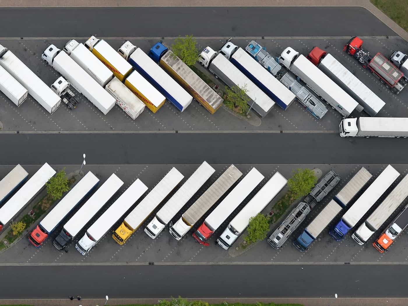 Die EU-Kommission hatte gegen zahlreiche Lkw-Konzerne wegen verbotener Preisabsprachen Bußgelder verhängt. (Symbolbild) / Foto: Ralf Hirschberger/dpa-Zentralbild/dpa
