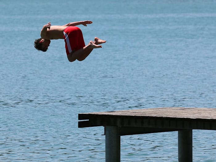 Bayern erwartet zum Start der Pfingstferien sommerliches Wetter. Da kann sich auch der Weg zum Badesee lohnen. (Symbolbild) / Foto: Karl-Josef Hildenbrand/dpa