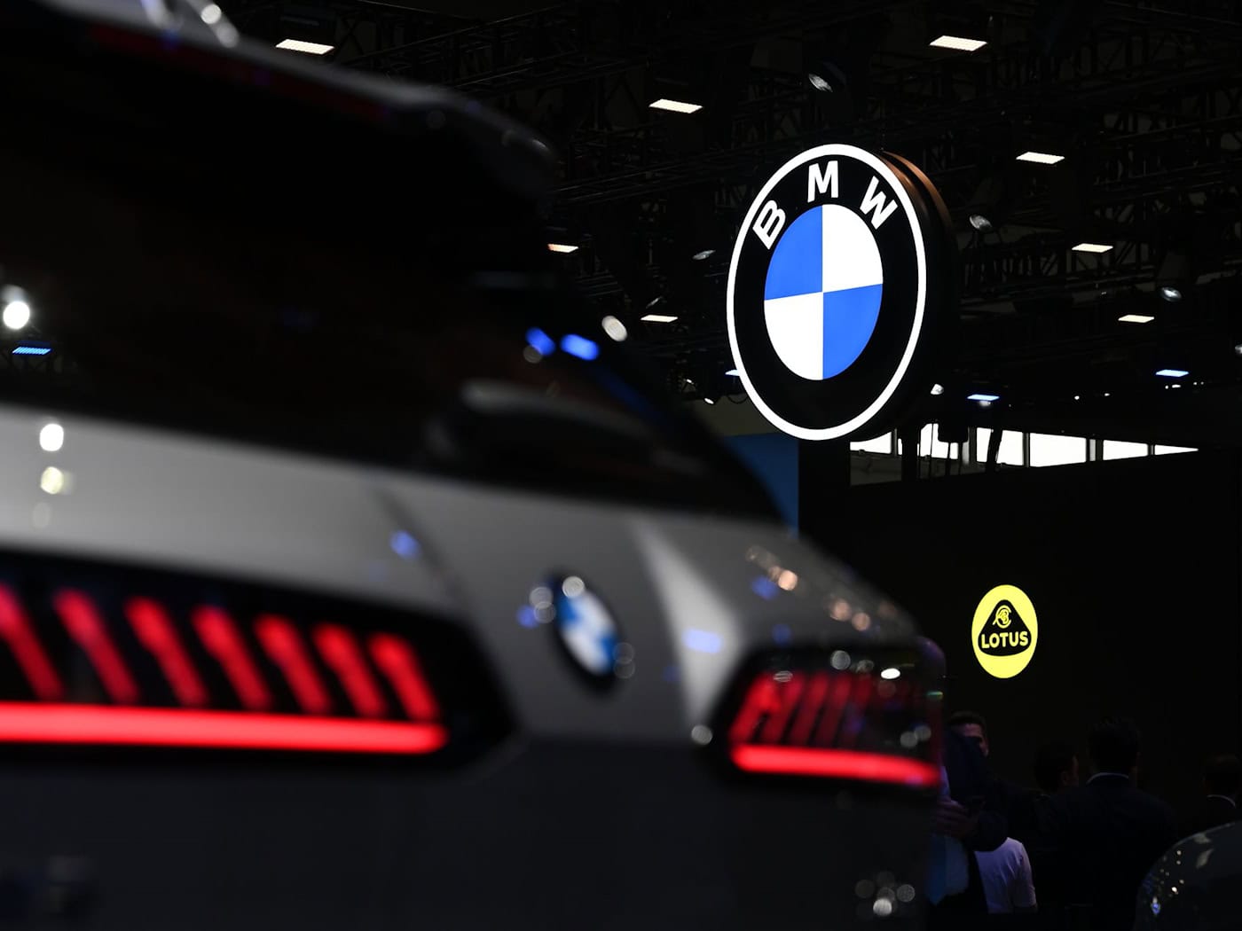 BMW leidet unter ähnlichen Problemen wie die anderen deutschen Autohersteller, kann unter dem Strich aber mehr Geld verdienen. (Archivbild) / Foto: Johannes Neudecker/dpa