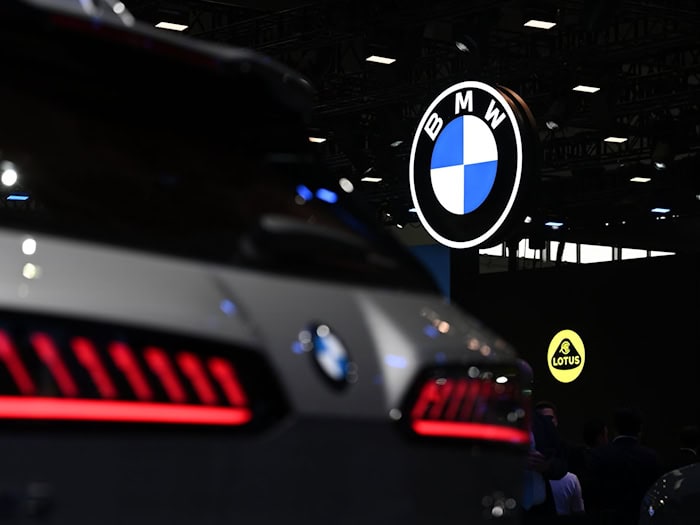 BMW leidet unter ähnlichen Problemen wie die anderen deutschen Autohersteller, kann unter dem Strich aber mehr Geld verdienen. (Archivbild) / Foto: Johannes Neudecker/dpa