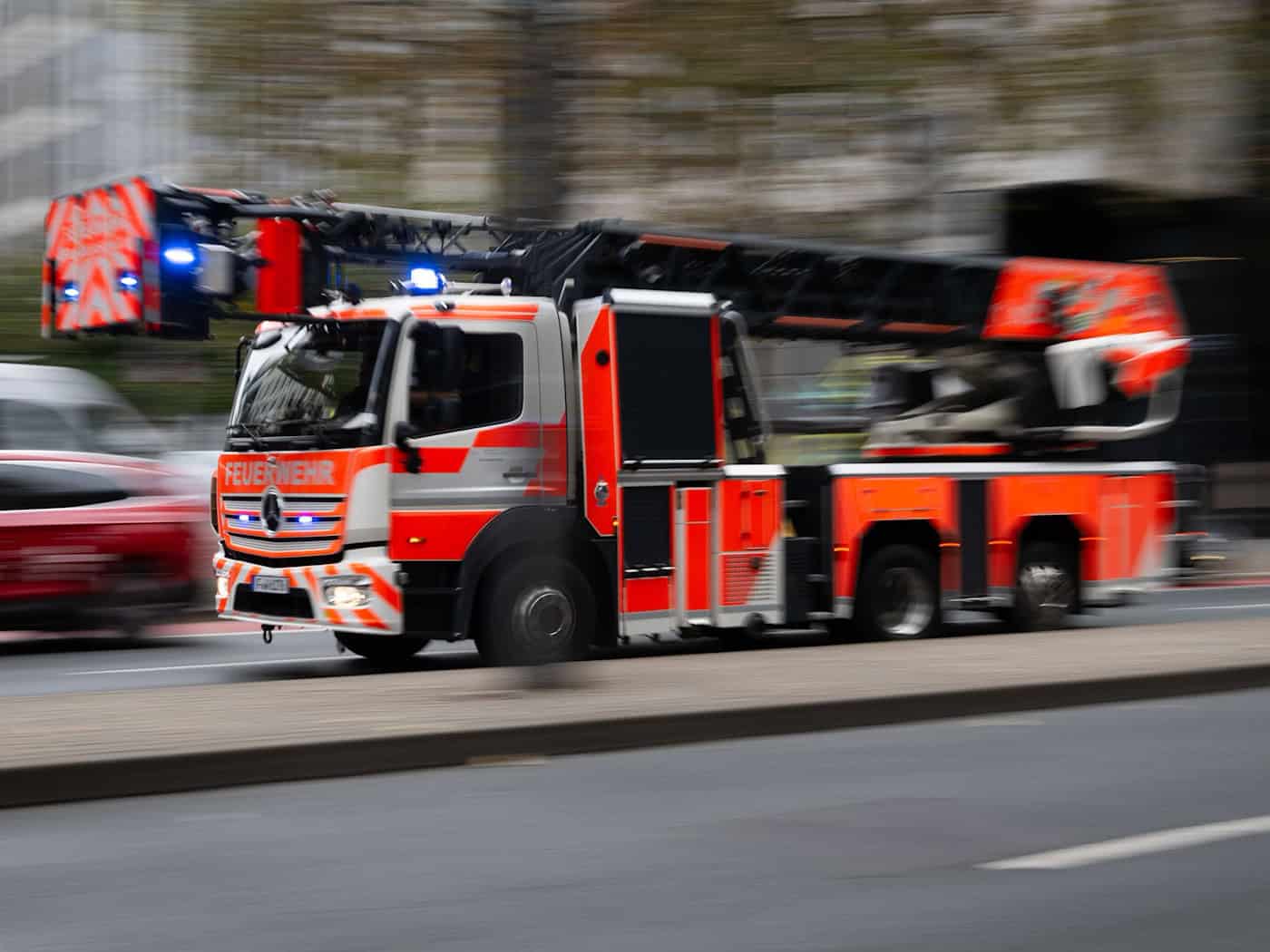 Die Feuerwehr musste mehrere Bewohner mit der Drehleiter aus dem Haus befreien. (Symbolbild) / Foto: Boris Roessler/dpa
