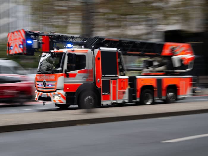 Brand in Obdachlosenunterkunft: mehrere Menschen verletzt