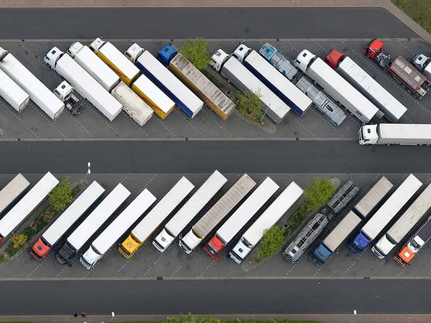 Die EU-Kommission hatte gegen die Lkw-Konzerne wegen verbotener Preisabsprachen Bußgelder von fast vier Milliarden Euro verhängt. (Symbolbild) / Foto: Ralf Hirschberger/dpa-Zentralbild/dpa