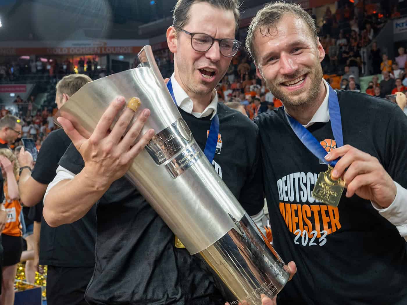 Feierte mit Ulm und Coach Gavel (rechts) 2023 den Meistertitel - im Sommer geht er nach München: Sportdirektor Thorsten Leibenath. (Archivbild) / Foto: Stefan Puchner/dpa