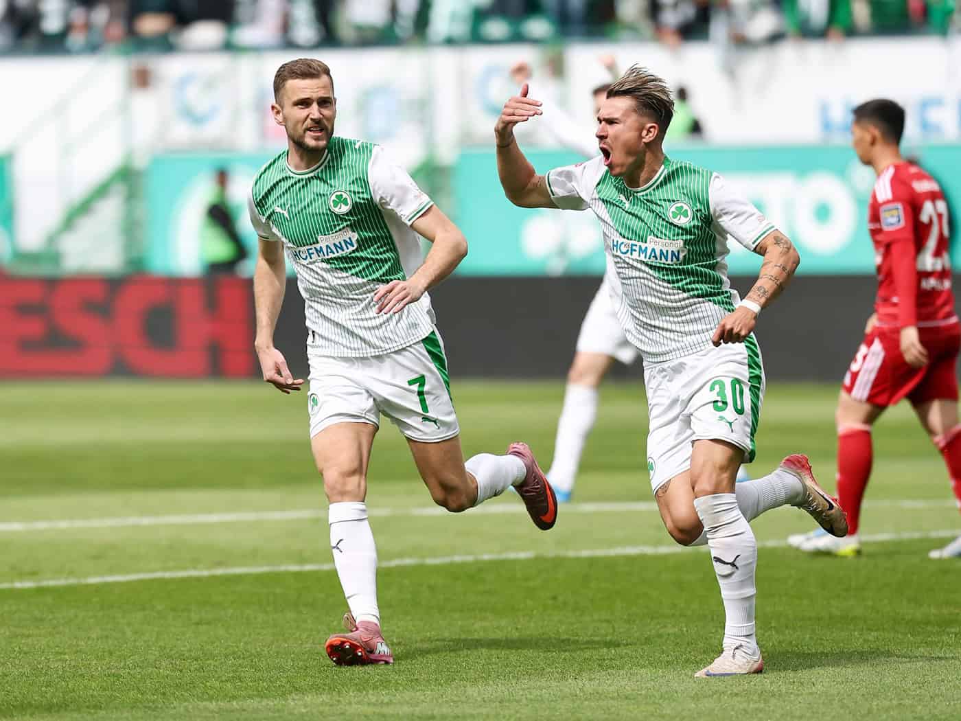 Fürths Felix Klaus bejubelt sein Tor zum 1:0. / Foto: Daniel Löb/dpa