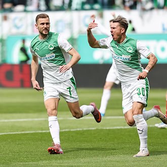 Fürths Felix Klaus bejubelt sein Tor zum 1:0. / Foto: Daniel Löb/dpa