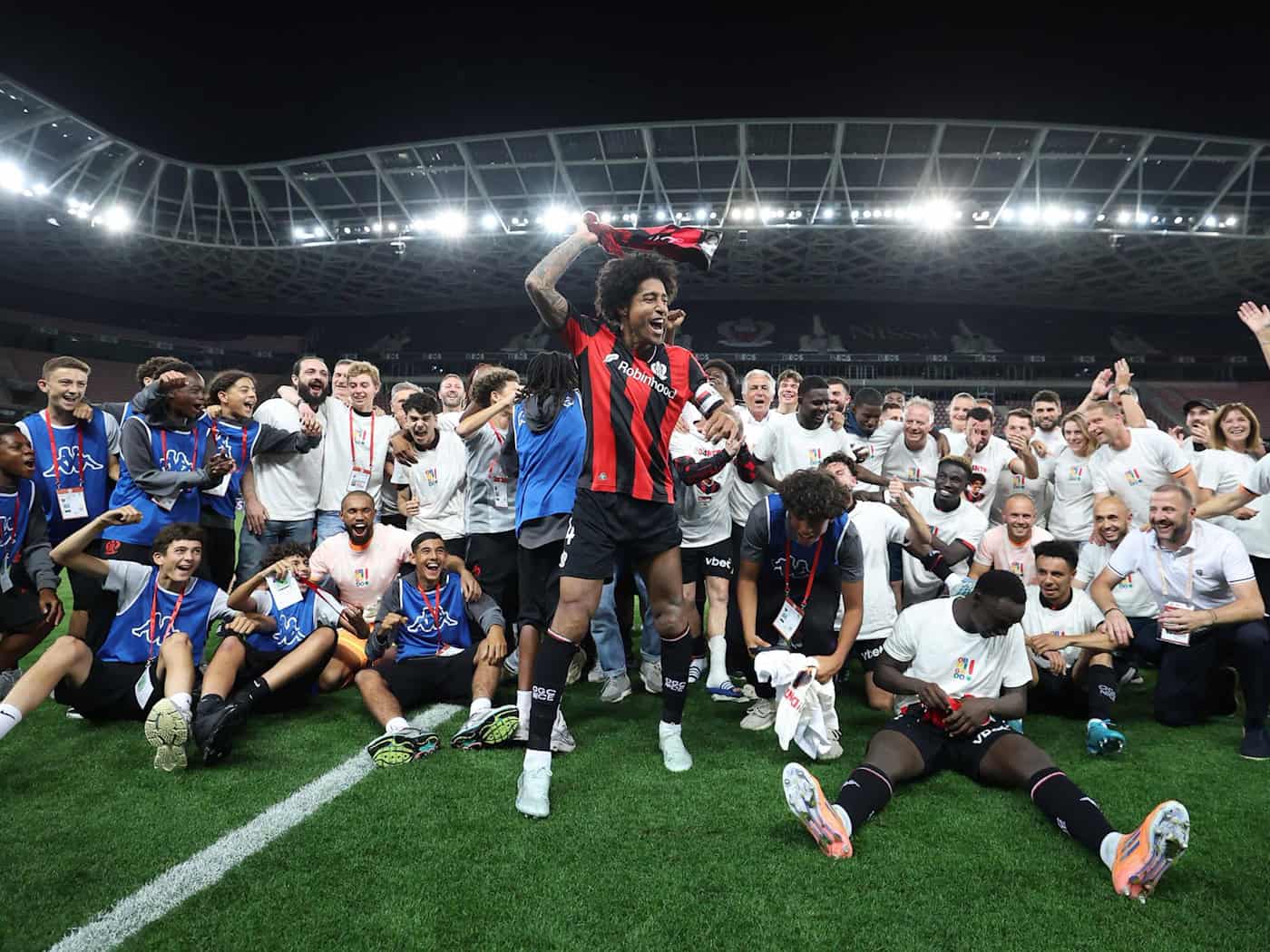 Dante feiert in seinem letzten Spiel als Profi den Klassenerhalt mit Nizza. / Foto: Valery Hache/AFP/dpa