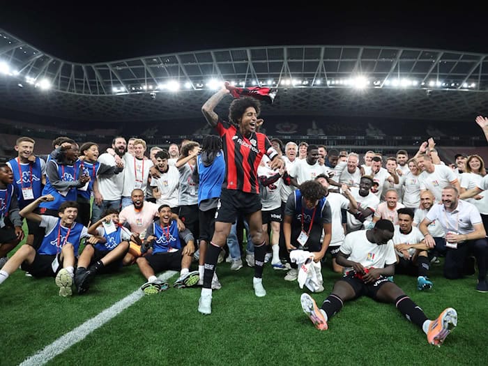Dante feiert in seinem letzten Spiel als Profi den Klassenerhalt mit Nizza. / Foto: Valery Hache/AFP/dpa