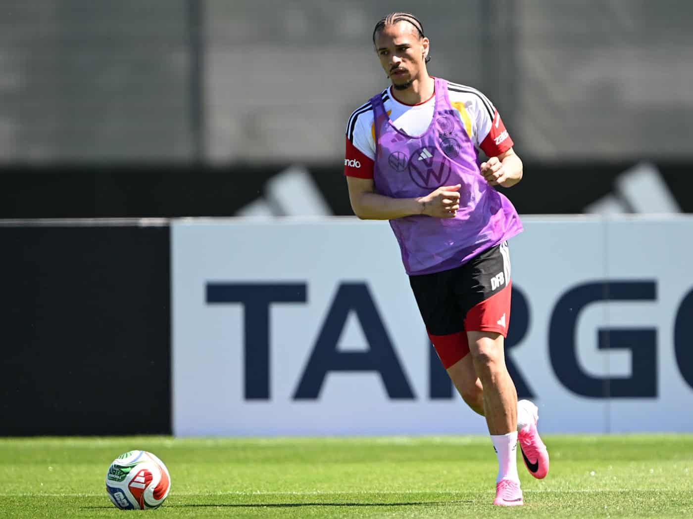 Leroy Sané trainiert im DFB-Camp in Franken.  / Foto: Federico Gambarini/dpa