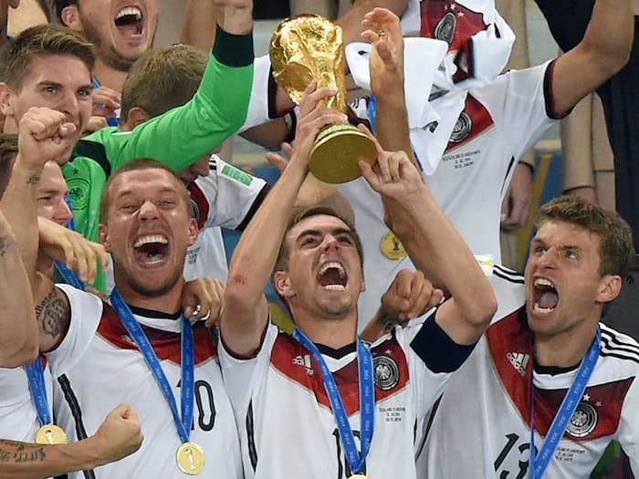 Philipp Lahm reckte 2014 als bislang letzter deutscher Nationalmannschaftskapitän den WM-Pokal in die Höhe. (Archivbild) / Foto: Marcus Brandt/dpa