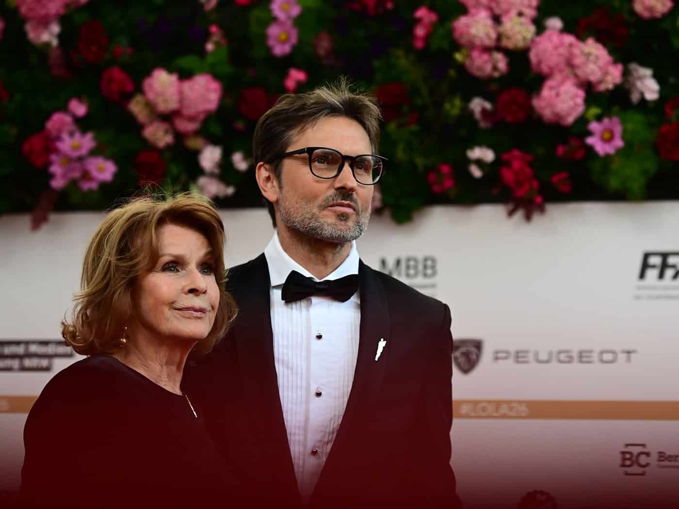 Senta Berger und Sohn Simon Verhoeven zusammen auf dem roten Teppich. / Foto: Sebastian Gollnow/dpa