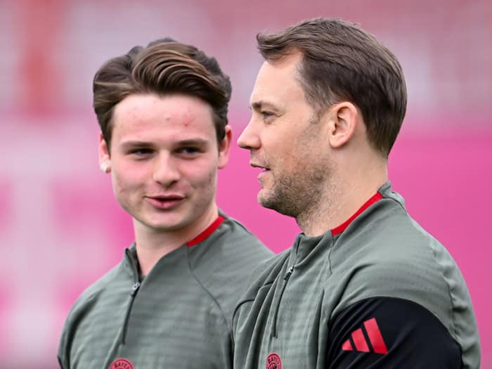 Manuel Neuer (r) muss wegen seiner Wade passen. Jonas Urbig wird beim Pokalfinale im Bayern-Tor stehen. (Archivbild) / Foto: Sven Hoppe/dpa