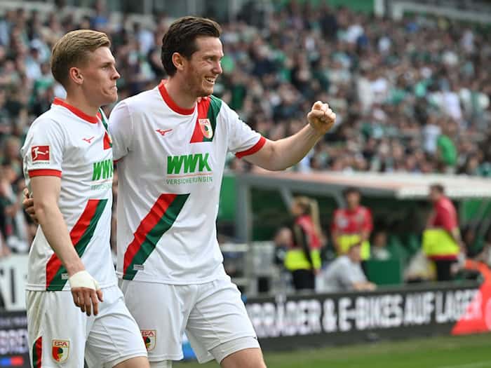 Der Torschütze und sein Vorbereiter: Augsburgs Anton Kade (l) mit seinem Sturmpartner Michael Gregoritsch. / Foto: Carmen Jaspersen/dpa