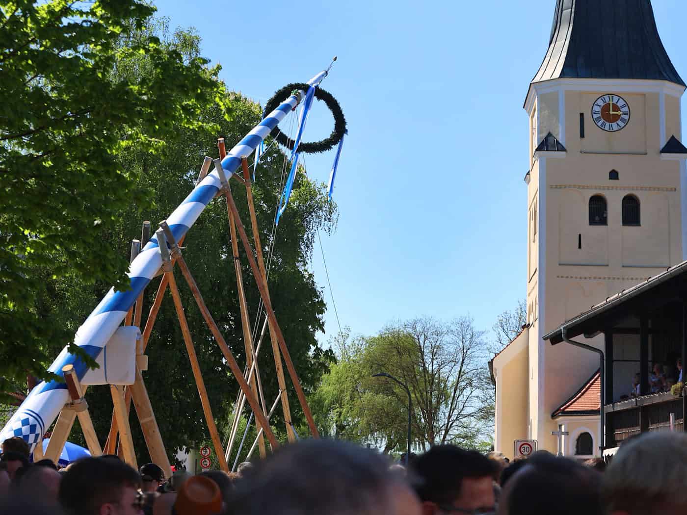 Im vergangenen Jahr bekam Taufkirchen bei München einen neuen Maibaum. (Archivbild) / Foto: Karl-Josef Hildenbrand/dpa