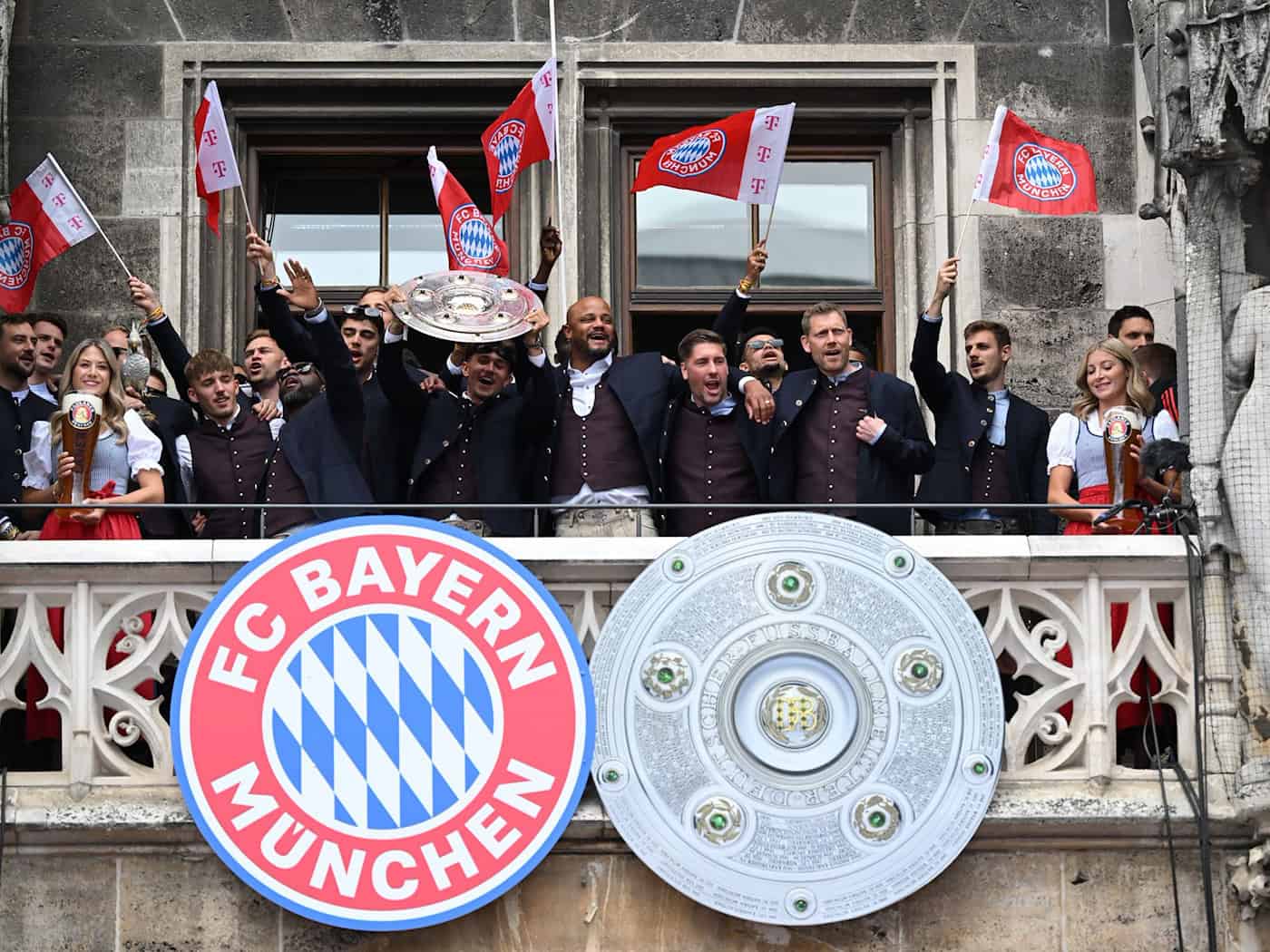 Die Bayern-Stars feiern auf dem Rathaus-Balkon. / Foto: Sven Hoppe/dpa