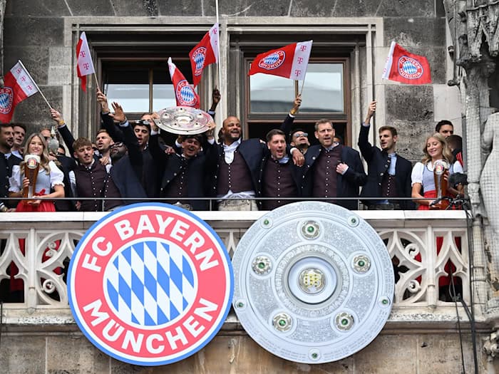 Die Bayern-Stars feiern auf dem Rathaus-Balkon. / Foto: Sven Hoppe/dpa