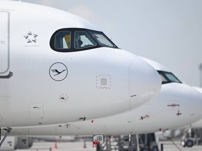 Flugzeuge mussten am Samstagmorgen in München wegen einer Drohnenwarnung kurzzeitig am Noden bleiben. (Symbolbild) / Foto: Sven Hoppe/dpa