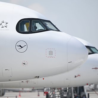 Flugzeuge mussten am Samstagmorgen in München wegen einer Drohnenwarnung kurzzeitig am Noden bleiben. (Symbolbild) / Foto: Sven Hoppe/dpa