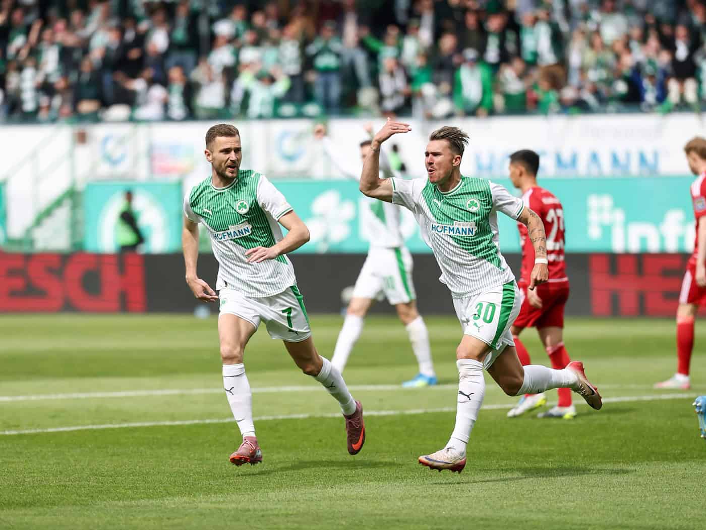 Felix Klaus jubelt über seinen Treffer zum 1:0. / Foto: Daniel Löb/dpa