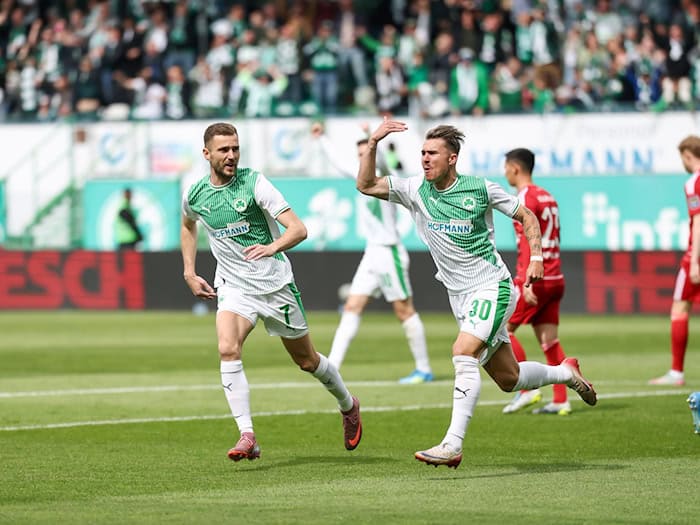Felix Klaus jubelt über seinen Treffer zum 1:0. / Foto: Daniel Löb/dpa