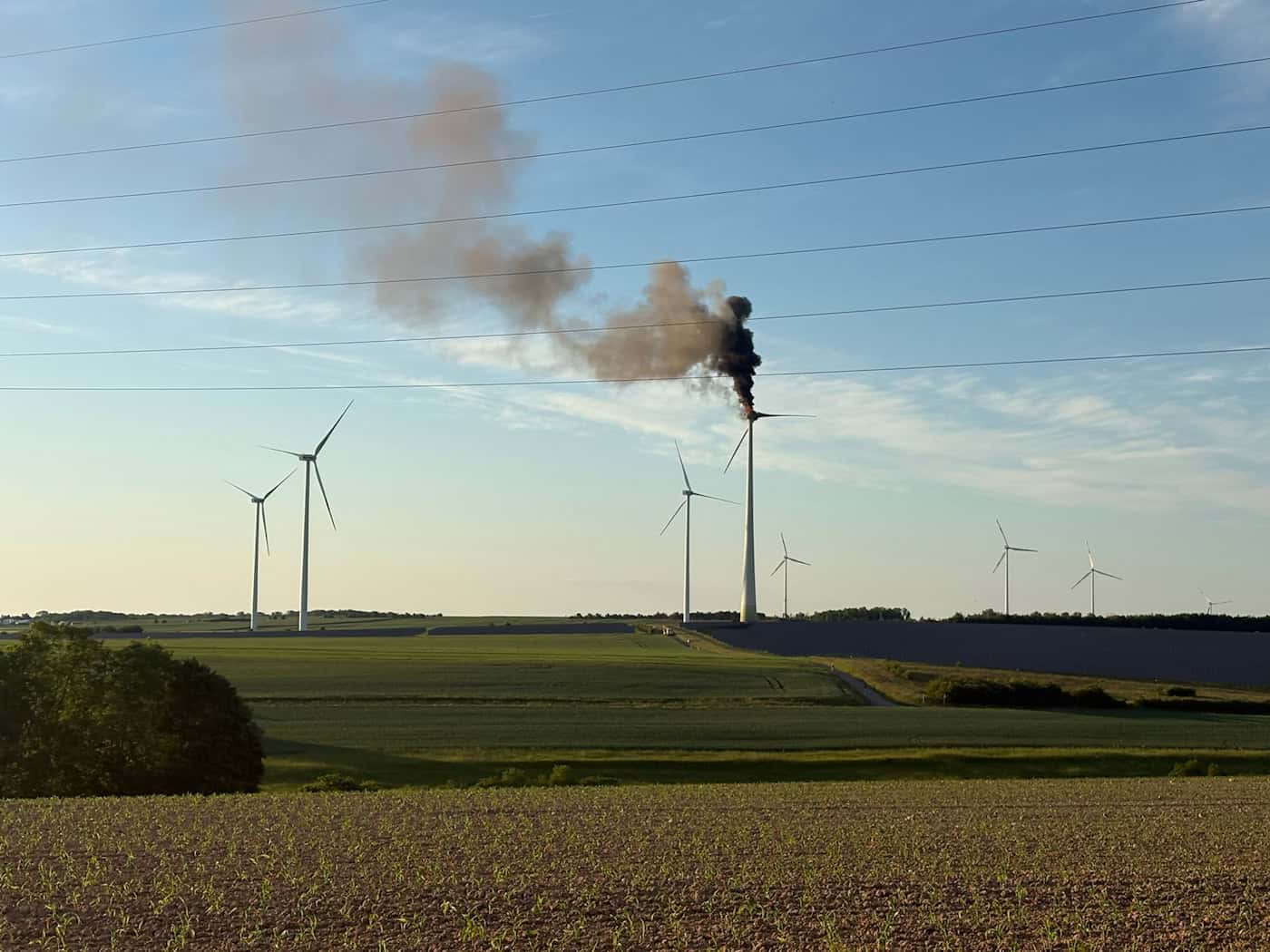 Schwarzer Rauch ging vom Windrad an der A7 aus. / Foto: Pascal Höfig/NEWS5/dpa