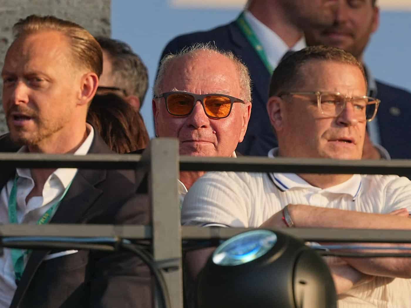 Max Eberl (r) verfolgt das Pokalfinale auf der Tribüne. Links hinter ihm ist Ehrenpräsident Uli Hoeneß.  / Foto: Michael Kappeler/dpa