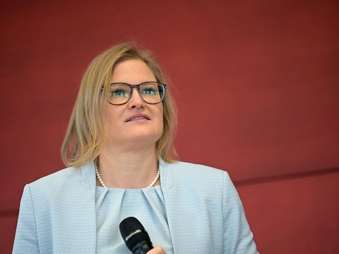 Katrin Ebner-Steiner wurde als Fraktionsvorsitzende der AfD im bayerischen Landtag bestätigt, muss sich das Amt aber künftig teilen. (Archivbild) / Foto: Malin Wunderlich/dpa