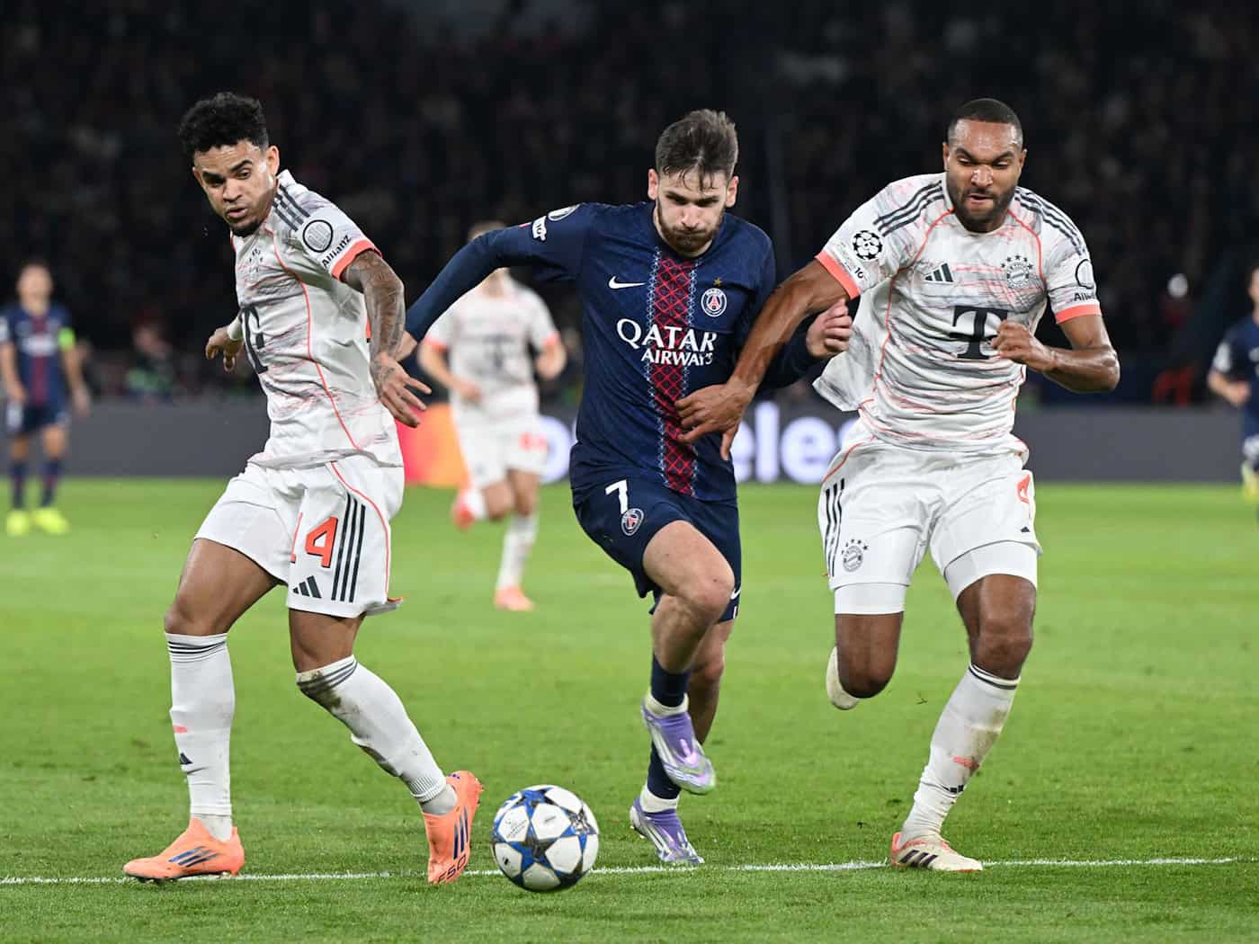 Ein Stürmer mit enormer Dynamik: PSG-Profi Chwitscha Kwarazchelia (M). (Archivbild)  / Foto: Federico Gambarini/dpa