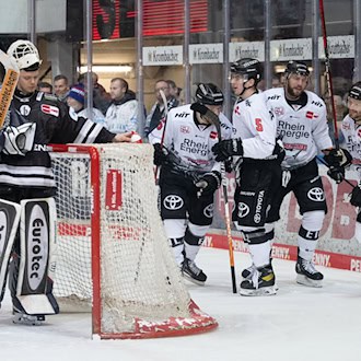 Torhüter Jonas Neffin (l) kommt zu den Eisbären. (Archivbild) / Foto: Bernd Thissen/dpa