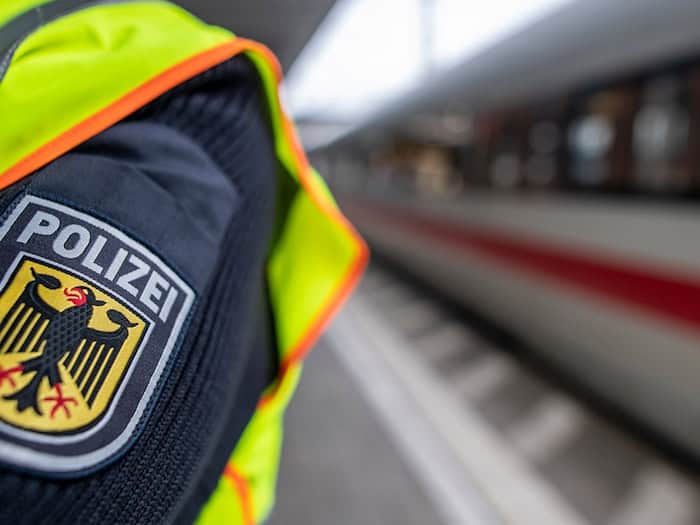 In einem Fernreisezug flog ein 46-Jähriger bei einer Grenzkontrolle der Bundespolizei auf. (Symbolbild) / Foto: Patrick Seeger/dpa
