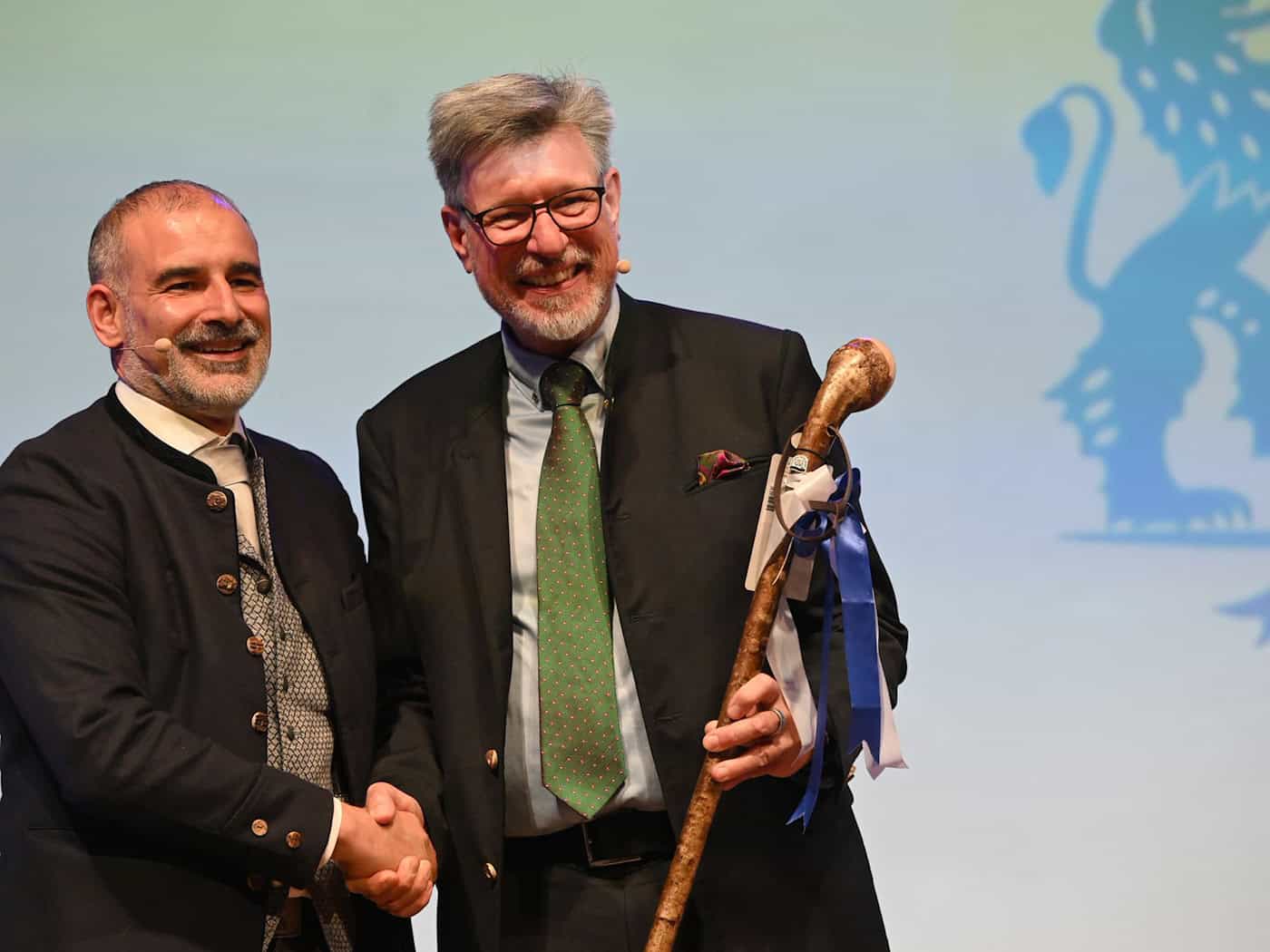Der neue Präsident des Bayerischen Brauerbundes Stefan Kreisz (l) und sein Vorgänger, Georg Schneider. / Foto: Felix Hörhager/dpa