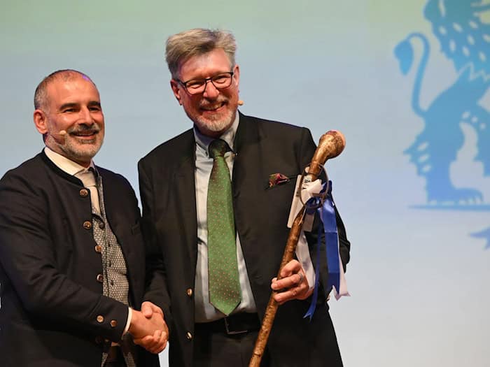 Der neue Präsident des Bayerischen Brauerbundes Stefan Kreisz (l) und sein Vorgänger, Georg Schneider. / Foto: Felix Hörhager/dpa