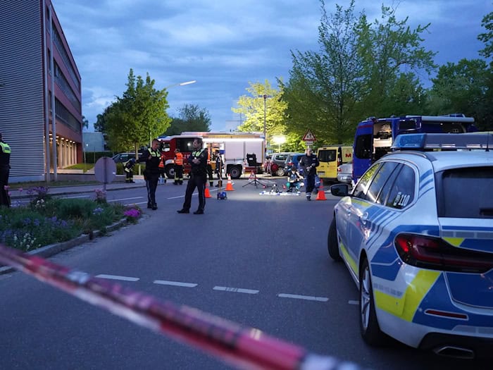 Polizisten sichern den Einsatzort nach den Schüssen auf den Verdächtigen. / Foto: Stein/swd-medien/dpa