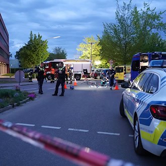 Polizisten sichern den Einsatzort nach den Schüssen auf den Verdächtigen. / Foto: Stein/swd-medien/dpa
