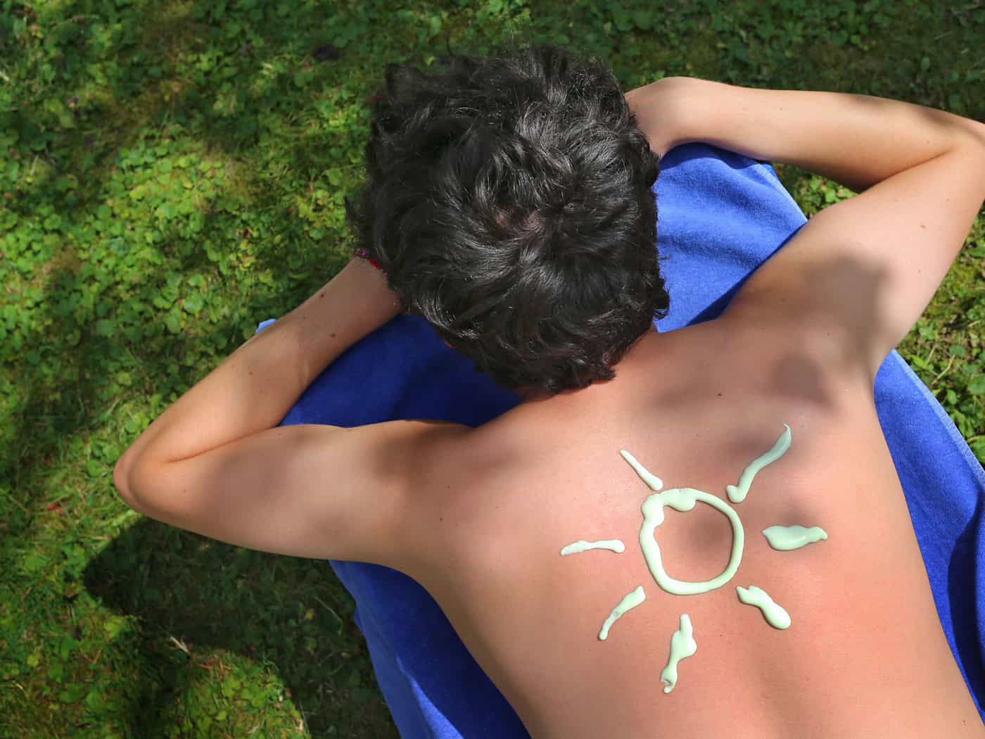 Am Pfingstwochenende soll es heiß werden in Bayern. Wer baden geht, sollte die Sonnencreme nicht vergessen. (Symbolbild) / Foto: Karl-Josef Hildenbrand/dpa/dpa-tmn
