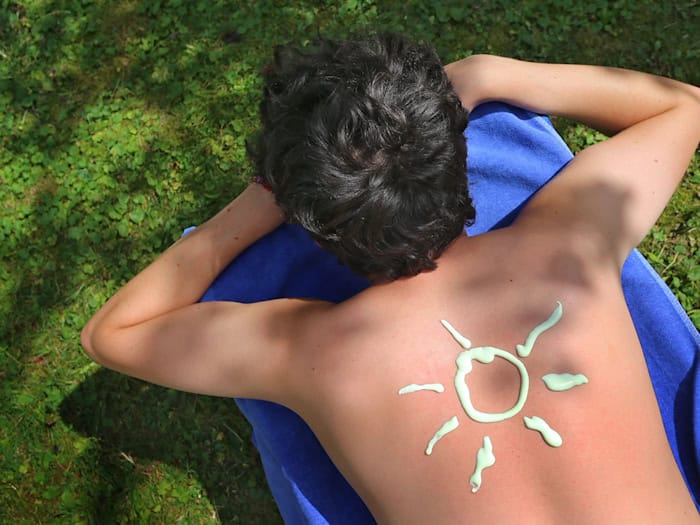 Am Pfingstwochenende soll es heiß werden in Bayern. Wer baden geht, sollte die Sonnencreme nicht vergessen. (Symbolbild) / Foto: Karl-Josef Hildenbrand/dpa/dpa-tmn