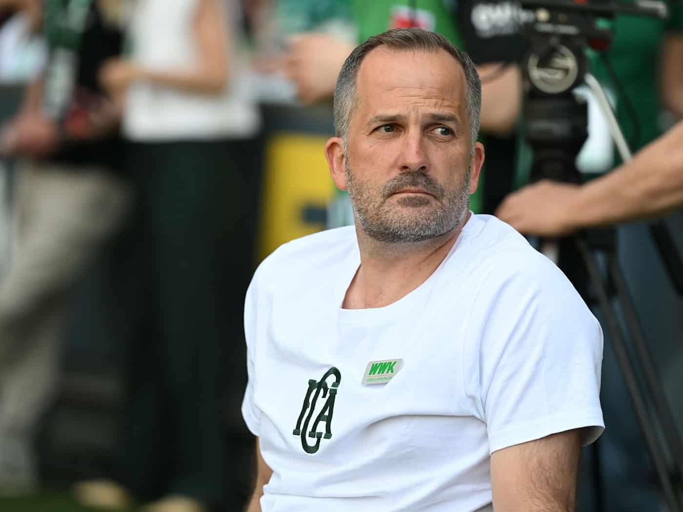 Darf mit Augsburg sogar noch von Europa träumen: Trainer Manuel Baum. (Archivbild) / Foto: Carmen Jaspersen/dpa