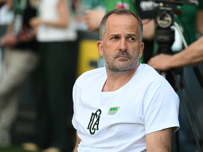 Darf mit Augsburg sogar noch von Europa träumen: Trainer Manuel Baum. (Archivbild) / Foto: Carmen Jaspersen/dpa