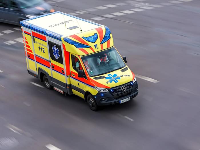 Der Mann wird leicht verletzt, der Schaden ist enorm. (Symbolbild) / Foto: Jan Woitas/dpa